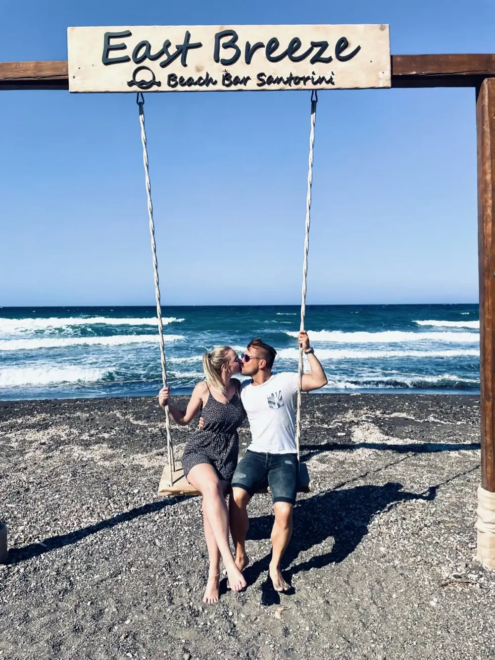 Julian und Ricci auf einer Schaukel an einem Strand